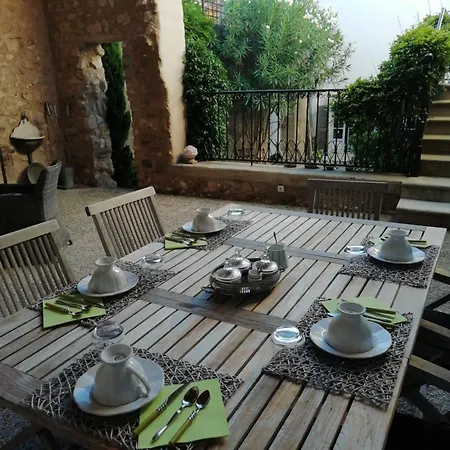 La Maison De La Fontaine Bed & Breakfast *