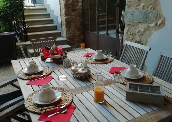 La Maison De La Fontaine Bed & Breakfast *