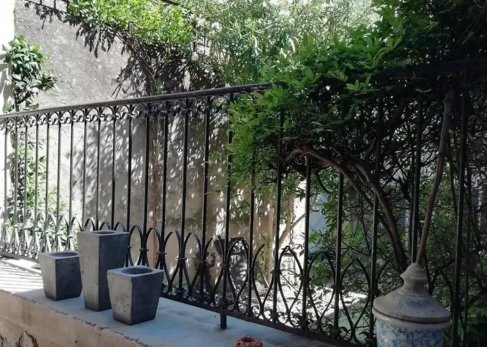 לינה וארוחת בוקר La Maison De La Fontaine Villeneuve-Minervois