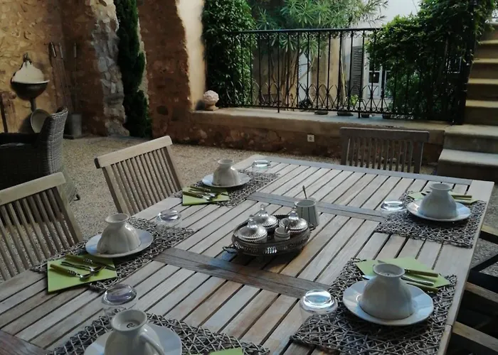 La Maison De La Fontaine Bed & Breakfast *